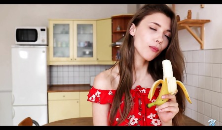 Молодуха Дрочит Бананом На Кухне